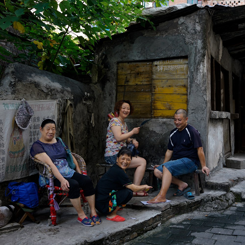 义渡往事/跃进村后街的传统中医李草药,街坊邻居们一边看病,一边谈笑