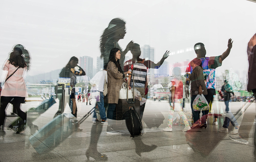 2015年10月7日，重庆北高铁站，度过国庆长假的市民在站口挥手道别。随着全国铁路网的不断升级，高铁成为越来越多市民返乡、外出的重要交通工具。崔力 摄.jpg