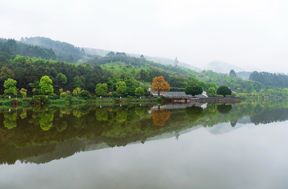 重庆市永川区神女湖,湖面平静犹如一面绿色的镜子,照映出岸边房屋的
