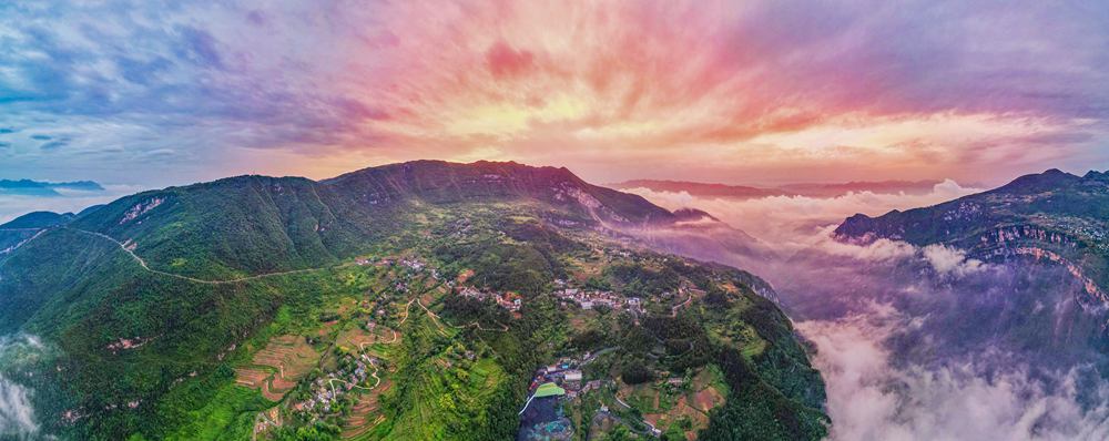 重庆市巫山县三溪乡,晚霞将天边染上绚丽的色彩,与青山构成一幅美景.